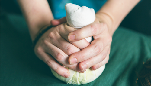 Massage A l'autre bout du monde : Massage aux pochons aux herbes chauds